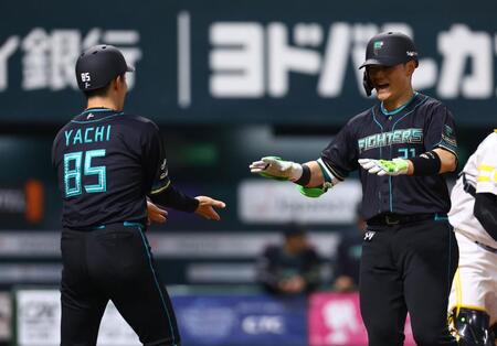 ３回、ソロを放ち、谷内内野守備走塁コーチ（左）に迎えられる清宮幸（撮影・中島達哉）