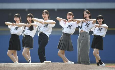 ライブを行う乃木坂野球部の（左から）長嶋凛桜、小川彩、柴田柚菜。黒見明香、金川紗耶、瀬戸口心月（撮影・佐藤厚）