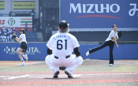 セレモニアルピッチを行う乃木坂野球部の柴田柚菜（右）と小川彩（撮影・佐藤厚）