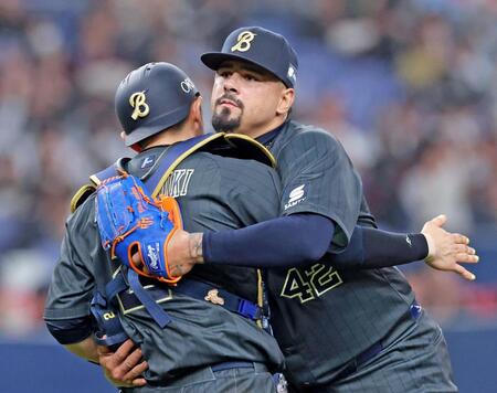 最後を締めくくり、若月（左）とハグを交わすマチャド（撮影・立川洋一郎）