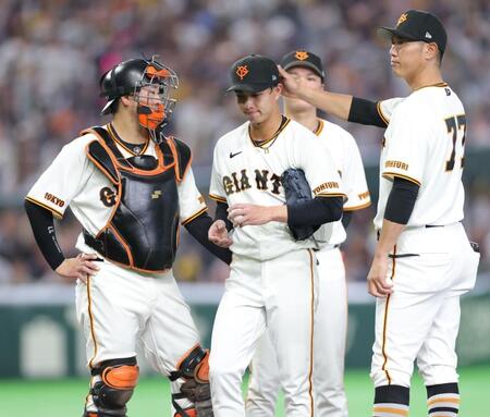 ３回、降板となり、肩を落とす山城（撮影・西岡正）