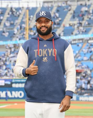 ポーズをとるサンタナ（撮影・石井剣太郎）