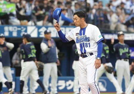 試合に敗れ、ファンにあいさつする相川監督（撮影・石井剣太郎）