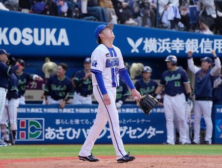 ８回、サンタナに走者一掃の二塁打を浴び肩を落とす石田裕