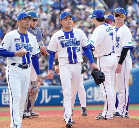 ８回途中、逆転を許し交代を告げられた先発の石田裕（中央）。左は相川監督