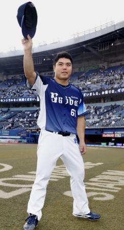 　５安打完封で今季初勝利を挙げ、ファンの声援に応える西武・平良＝ＺＯＺＯマリン