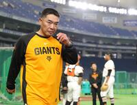 マルティネス（右）のライブＢＰを視察した阿部監督（撮影・西岡正）