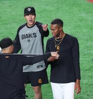 笑顔で言葉を交わす大勢（左）とマルティネス（撮影・金田祐二）