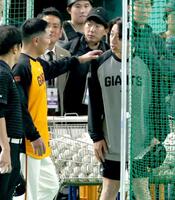 合流し阿部監督にあいさつする大勢（撮影・金田祐二）