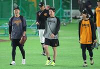 合流し田中将（左端）らと笑顔の大勢（中央）=撮影・金田祐二