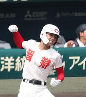 ６回、同点打を放ちガッツポーズする智弁学園・馬場井律稀（撮影・西田忠信）