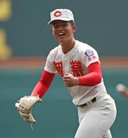 ４回、ピンチをしのぎ拳を握る智弁学園・杉本真滉＝甲子園（撮影・中田匡峻）