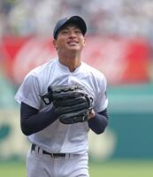 ５回を投げ終え、安堵（あんど）の表情でベンチに戻る中京大中京・安藤歩叶（撮影・中田匡峻）