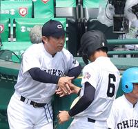 ３回、神達大武の先制犠飛で生還した田中大晴（右）を迎える中京大中京・高橋源一郎監督（撮影・西田忠信）