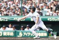 ３回、先制の中犠飛を放つ中京大中京・神達大武（撮影・中田匡峻）