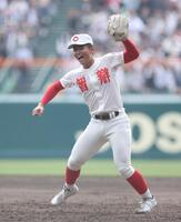 ９回、中京大中京・田中大晴を打ち取り、完投勝利を挙げた智弁学園・杉本真滉（撮影・中田匡峻）