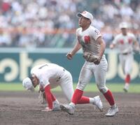 中京大中京に勝利し、拳を握る智弁学園・逢坂悠誠。左は智弁学園・杉本真滉（撮影・中田匡峻）