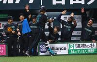 ２回、同点ソロを放った万波（中央）を迎える日本ハムナイン（撮影・中島達哉）