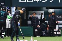 ３回、ソロを放った清宮幸（２１）をガッツポーズで迎える新庄監督（右から２人目）＝撮影・中島達哉