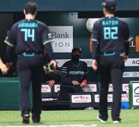 ２回、田宮と激突し、ベンチに戻る有原（左）を見つめる新庄監督（撮影・中島達哉）