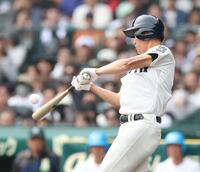 ２晄大阪桐蔭無死、中前打を放つ大阪桐蔭・中村勇斗（撮影・中田匡峻）