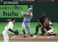 ２回、山城から逆転２点二塁打を放つ伊藤将（撮影・金田祐二）