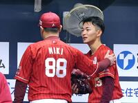 １回裏に３点を許し、ベンチで三木監督（左）から声を掛けられる藤原（撮影・立川洋一郎）