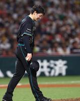 ３回、山川に死球を与え、帽子を取る有原（撮影・中島達哉）