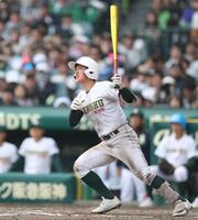 ８回、レフトへ同点適時二塁打を放つ専大松戸・苅部礼翔（撮影・中田匡峻）