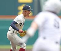 ５回、専大松戸・瀬谷應我を空振り三振に斬り、ほえる大阪桐蔭・吉岡貫介（撮影・中田匡峻）