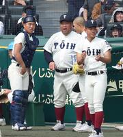 ２回の守備を終えた選手に声をかける大阪桐蔭・西谷浩一監督（中央）＝撮影・西田忠信