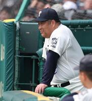 １回、戦況を見つめる大阪桐蔭・西谷浩一監督（撮影・中田匡峻）