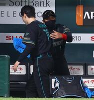 ４回裏終了後、有原（左）をねぎらう新庄監督（撮影・中島達哉）