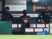 ８回、厳しい表情で戦況を見つめる新庄監督（中央）＝撮影・中島達哉