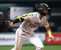 １回、安打を放つ周東（撮影・中島達哉）