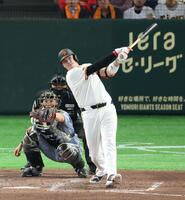 ５回、同点２ランを放つダルベック（撮影・金田祐二）