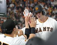 ５回、２ランを放ち、タッチを交わすダルベック（撮影・西岡正）