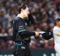 ３回、追加点を許し、汗をぬぐう有原（撮影・中島達哉）