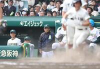 ７回、大阪桐蔭・中西佳虎の勝ち越し適時打を浴び、生還した走者を呆然と見つめる専大松戸・持丸修一監督（撮影・中田匡峻）