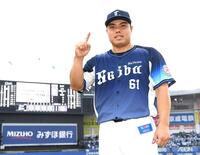 ５安打完封で今季初勝利を飾り、笑顔を見せる平良（撮影・佐藤厚）