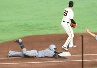 ８回、二塁へ打球を飛ばしヘッドスライディングをする代打・木浪。適時内野安打となる（撮影・佐々木彰尚）