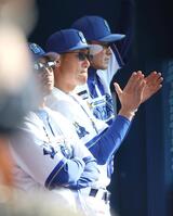 指揮を執る相川監督（中央）＝撮影・石井剣太郎