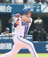 １回、二塁打を放つ筒香（撮影・石井剣太郎）