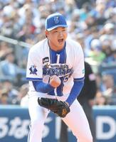 ５回、高梨を空振り三振とし、吠える石田裕（撮影・石井剣太郎）