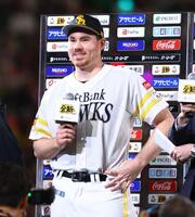 ヒーローインタビューで笑顔を見せるスチュワート・ジュニア（撮影・中島達哉）