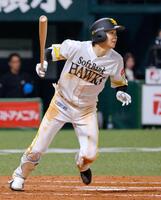 ７回、川瀬がこの試合３安打目となる右前打を放つ