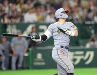 ９回、二塁打を放つ佐藤輝（撮影・西岡正）