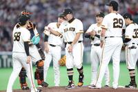 ８回、投手交代で船迫（５８）にボールを託す阿部監督（中央）＝撮影・西岡正