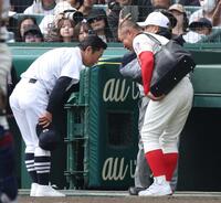 試合を終え、あいさつをする中京大中京・高橋源一郎監督（左）と智弁学園・小坂将商監督（撮影・中田匡峻）