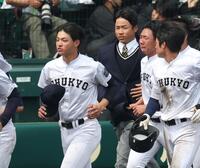 敗戦後、スタンドへあいさつに向かう中京大中京・安藤歩叶（左）ら＝甲子園（撮影・西田忠信）